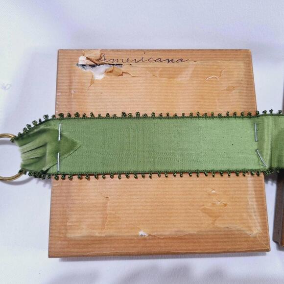 VTG Cottage Craft Fabric Sculpture Bell Spinning Wheel Textile Gallery Wall‎ Art - Picture 7 of 7